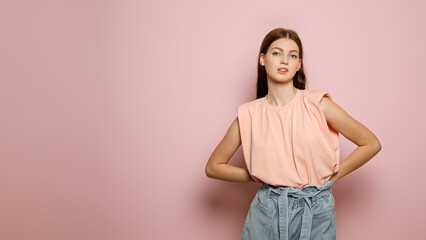 Obraz premium Fashion model poses confidently in a stylish outfit against a pastel background