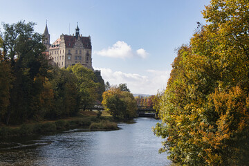 Schloss Sigmaringen an der Donau mit herbstlichen B&auml;umen und blauem Himmel