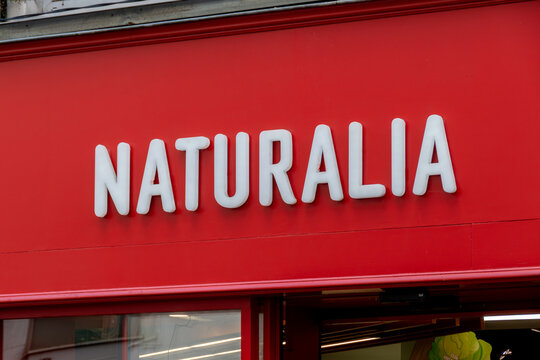 Paris, France - 17 novembre 2025: Enseigne d'un magasin Naturalia, compagnie fran&ccedil;aise distribuant des produits de l'agriculture biologique, du commerce &eacute;quitable et de l'agriculture biodynamique