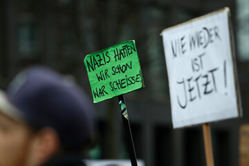 Demonstration mit Transparente gegen politisch rechts in Hamburg