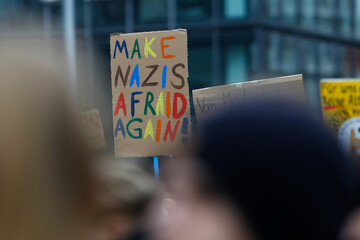 Demonstration mit Transparente gegen politisch rechts in Hamburg