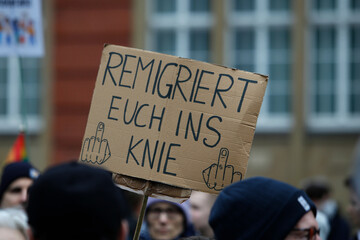 Demonstration mit Transparente gegen politisch rechts in Hamburg