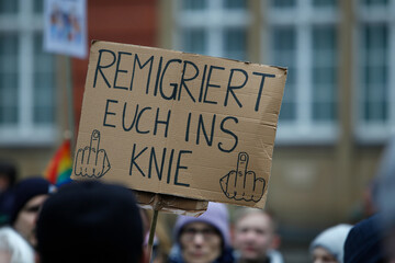Demonstration mit Transparente gegen politisch rechts in Hamburg