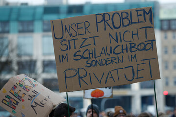 Demonstration mit Transparente gegen politisch rechts in Hamburg