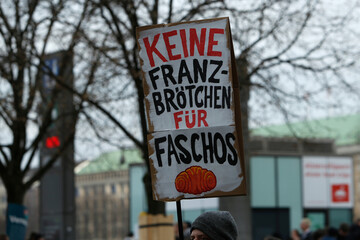 Demonstration mit Transparente gegen politisch rechts in Hamburg