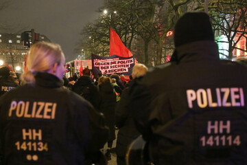 Demonstration mit Transparente gegen politisch rechts in Hamburg
