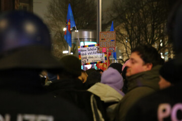 Demonstration mit Transparente gegen politisch rechts in Hamburg