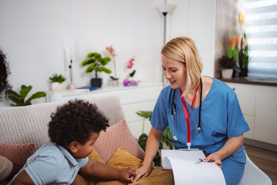 Doctor talking to child and mother - Powered by Adobe