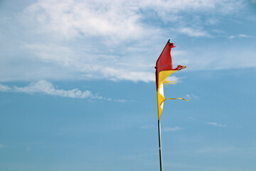 rot gelbe Flagge am Strand