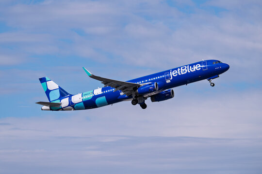 sky harbor airport 11-15-2025 Phoenix, AZ USAJetBlue Airways Airbus A321 N983JT departure from runway 7L at Phoenix Sky Harbor Intl. Airport
