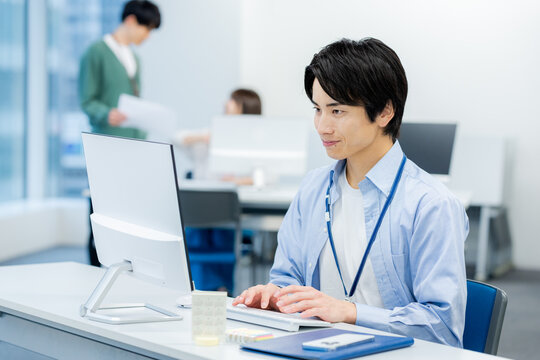 オフィスで働く若いビジネスマン