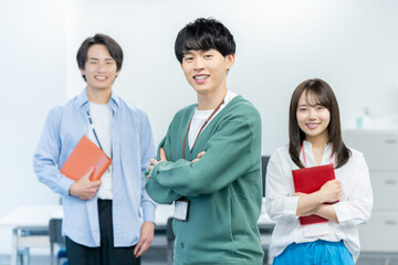 オフィスで働くビジネスパーソン