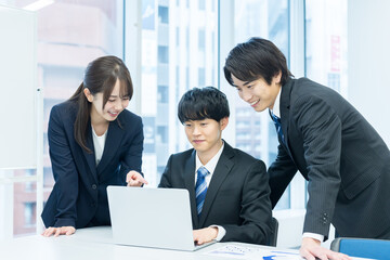 打ち合わせする若いビジネスマン