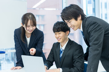 打ち合わせする若いビジネスマン