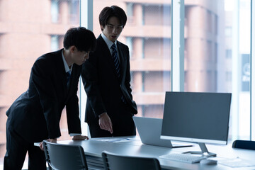 打ち合わせするビジネスマン