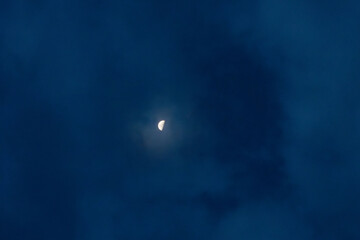 11月の秋の夜空に浮かぶ半月05