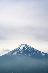 Fototapeta premium 山梨県河口湖町から見た初夏の富士山