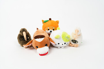 カラフルな動物ぬいぐるみが並ぶ可愛い光景