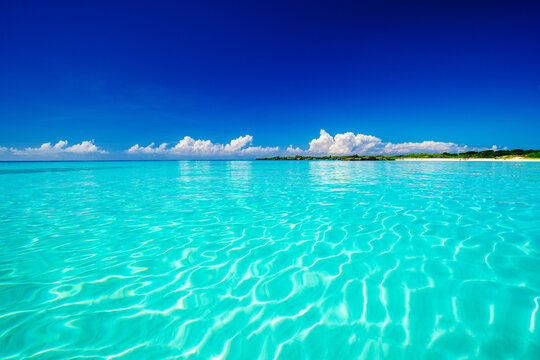 エメラルドグリーンの海　沖縄　伊良部島