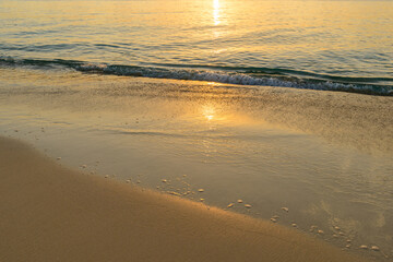 夕暮れの波打ち際　沖縄　宮古島