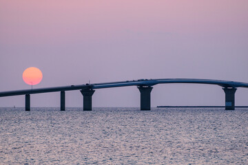 Obraz premium 伊良部大橋と夕日 沖縄 宮古島