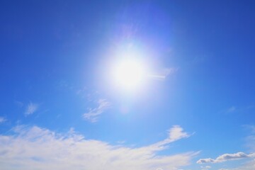 空と眩しい太陽