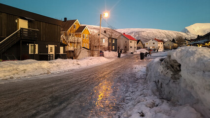 Obraz premium Snowy residential street in Arctic town of norway at dusk