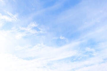 空と薄雲の秋の空の爽やかな背景
