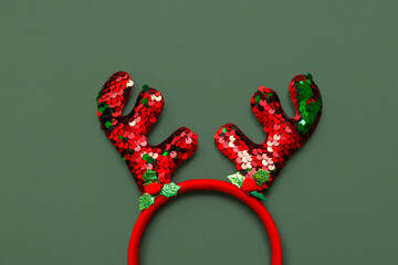 Christmas reindeer antlers headband on green background © Pixel-Shot
