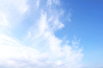 青空と薄雲の秋の空の爽やかな背景素材