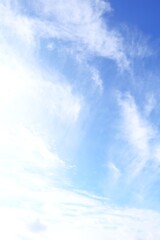 空と薄雲の秋の空の爽やかな背景素材 縦