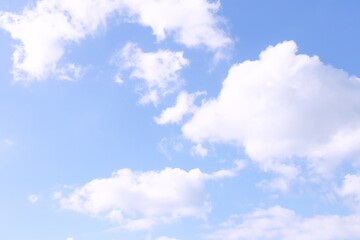 空に浮かぶフワフワの白い雲