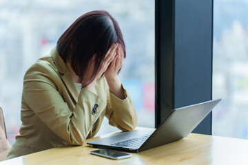 頭を抱えるビジネスパーソン