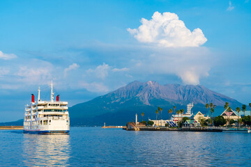 鹿児島のシンボル桜島と錦江湾（桜時フェリーターミナルより）
