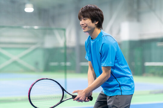 スポーツクラブでテニスをする若い男性　撮影協力：スポーツクラブ&サウナスパ　ルネサンス幕張24