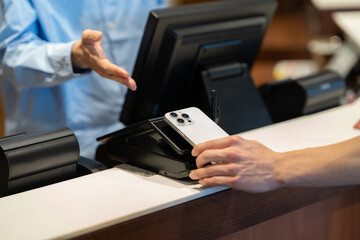 ショッピングでモバイル決済をする男性　撮影協力：スポーツクラブ&サウナスパ　ルネサンス幕張24