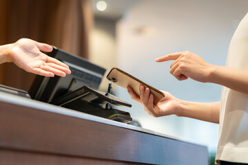 ショッピングでモバイル決済をする女性　撮影協力：スポーツクラブ&サウナスパ　ルネサンス幕張24