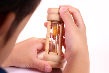 砂時計を見つめる子ども