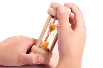 砂時計を持つ子どもの手