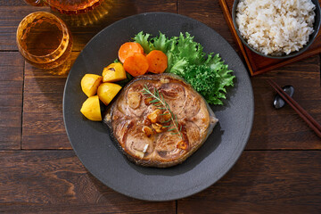 マグロのテールステーキのガーリックソテー