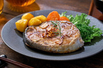 マグロのテールステーキのガーリックソテー