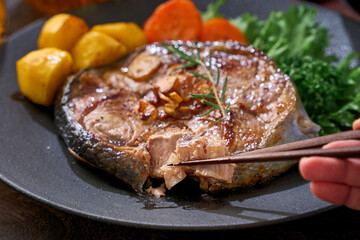 マグロのテールステーキのガーリックソテー