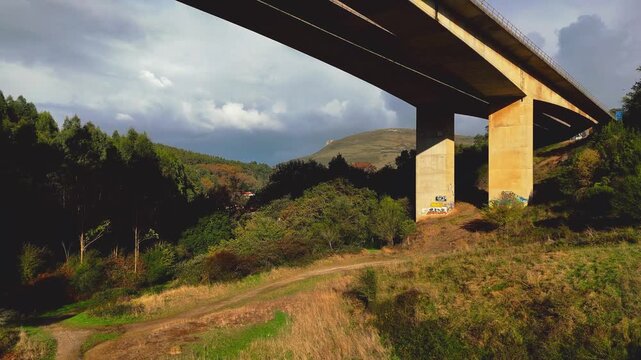 pont d'autoroute et passage de voitures en mont&eacute;e progressive verticale au drone, format 16:9