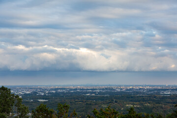 雲の間から降り注ぐ美しい光
