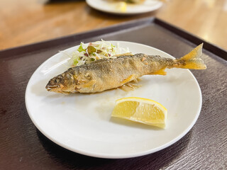 渓流魚の鮎を唐揚げにした日本の食べ物。揚げ魚。
