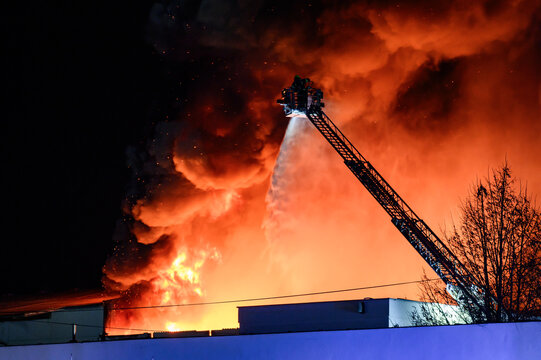 Gro&szlig;brand in Linzer Recyclingbetrieb