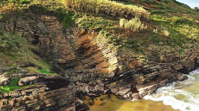 Stries de roche, recul et d&eacute;couverte du cadre oc&eacute;anique et des vagues. 