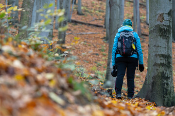 Turystka  na górskim szlaku w Beskidach © Elżbieta Kaps