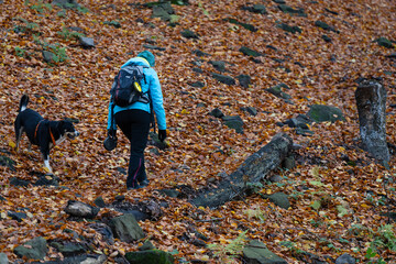 Turystka z psem na górskim szlaku w Beskidach © Elżbieta Kaps