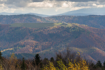 Jesienny widok na górę Żar z Chrobaczej Łąki © Elżbieta Kaps